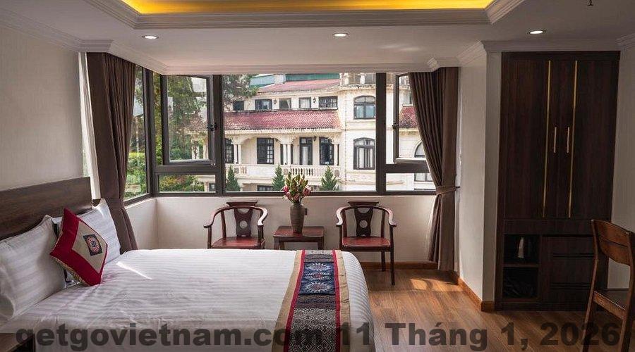 Phòng khách sạn với thiết kế tinh tế, nội thất gỗ đơn giản, mang đến sự thoải mái cho du khách.