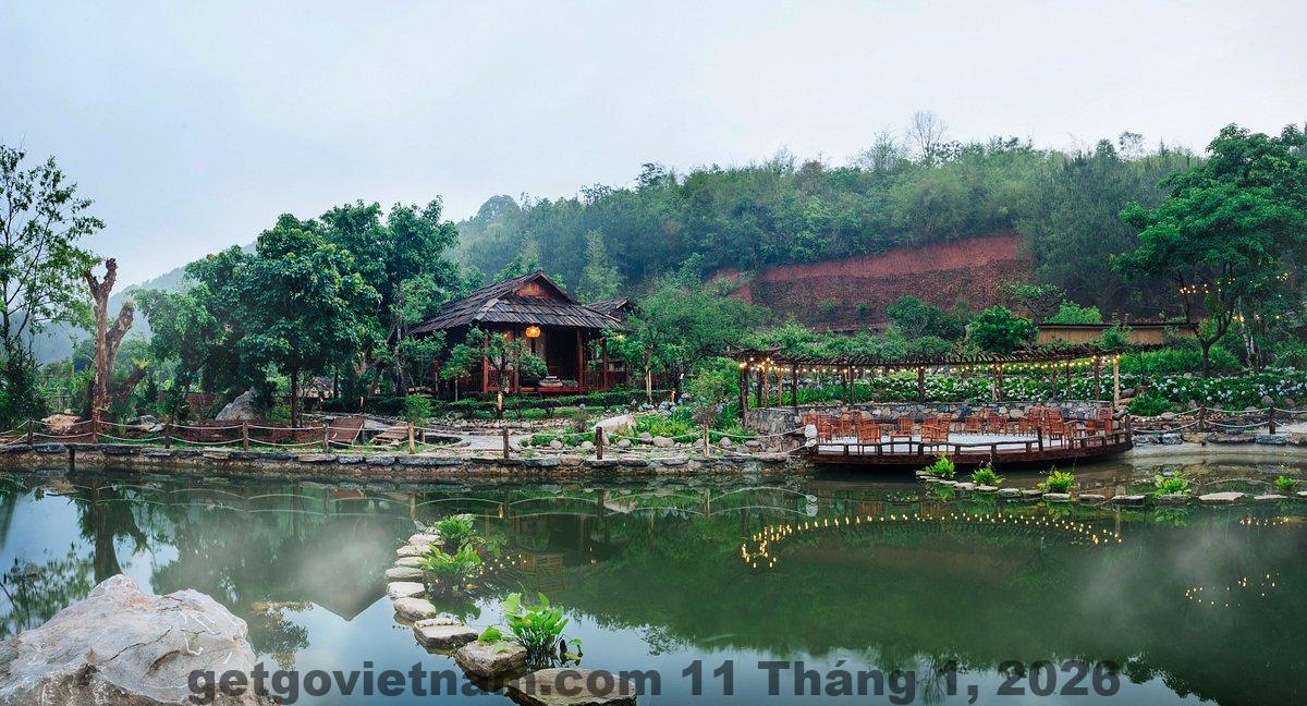 Khu vực trung tâm thị trấn Mộc Châu gần Hoa Mộc Hotel, xung quanh là các tuyến đường lớn và hàng quán địa phương