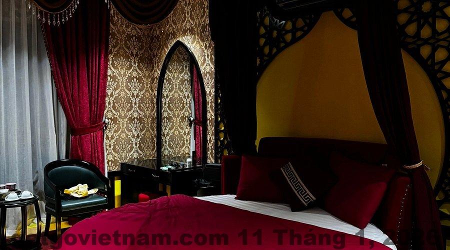 View ban công phòng Zen Hotel Hạ Long nhìn ra khu đô thị và biển, phù hợp đi dạo buổi tối