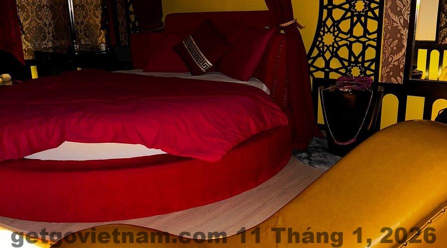 Nội thất phòng Zen Hotel Hạ Long với giường lớn, decor lãng mạn phù hợp cặp đôi