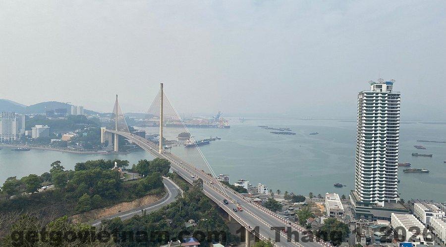 Khu vực lễ tân khách sạn Moon Hạ Long với đội ngũ nhân viên thân thiện, hỗ trợ nhanh