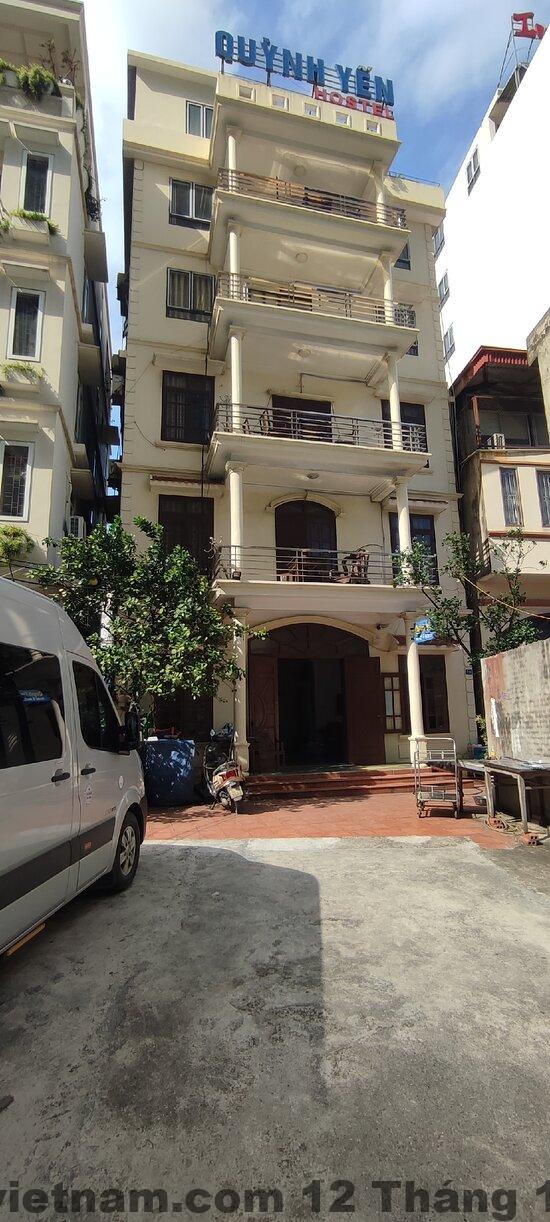 Không gian phòng nghỉ khách sạn Quỳnh Yến Hạ Long với nội thất cơ bản