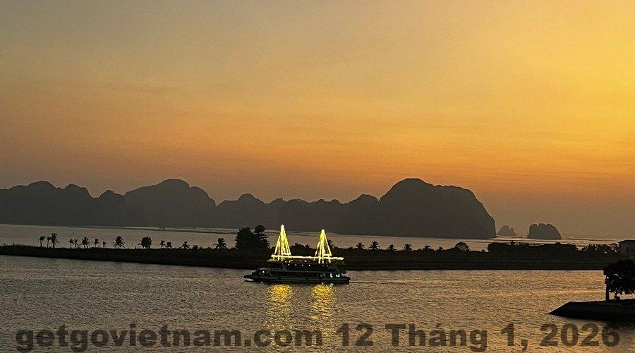 Khu vực ăn sáng tại HA LONG LAND HOTEL – không gian gọn gàng, món ăn cơ bản