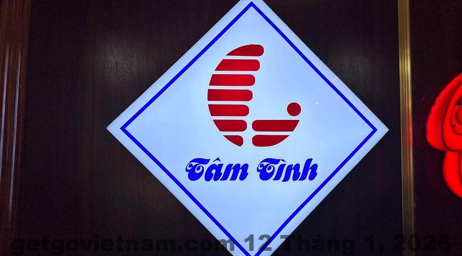 Nhân viên tại khách sạn luôn sẵn sàng hỗ trợ, mang đến sự thoải mái cho du khách.