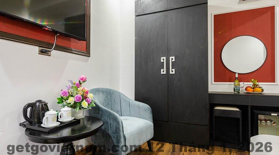 Phòng ngủ tiêu chuẩn tại Khách sạn Kim Cương với giường lớn và nội thất cơ bản