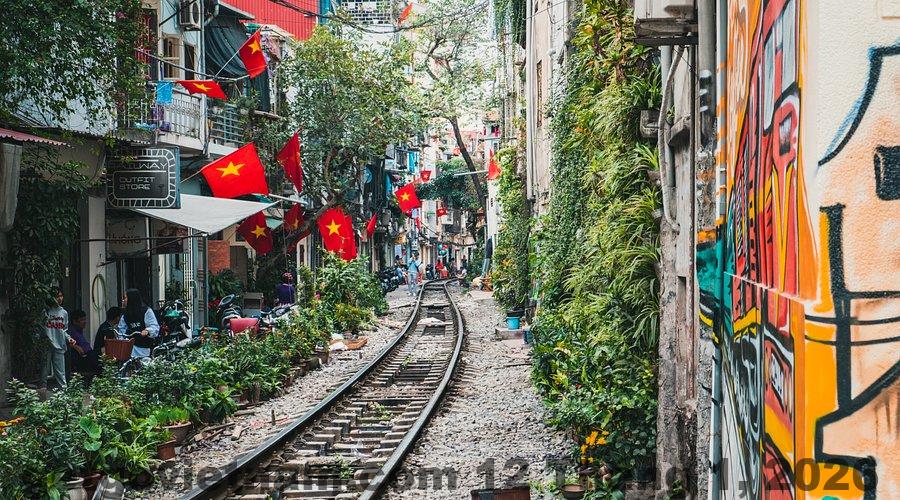 Bữa sáng tại MAI HOTEL, với các món ăn phong phú nhưng có thể cải thiện về hương vị.