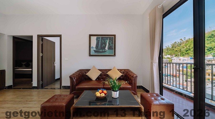 Đội ngũ nhân viên thân thiện tại Viet Hoa Hotel luôn sẵn sàng hỗ trợ khách hàng một cách tận tâm.