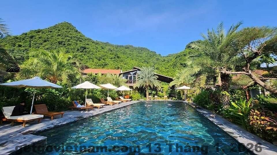 Khung cảnh xung quanh khách sạn với những thửa ruộng bậc thang và dòng sông yên bình.