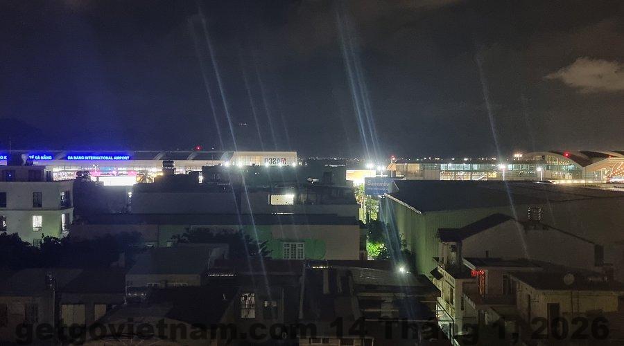 Món ăn sáng tại khách sạn, với các món ăn truyền thống Việt Nam như phở, bún, cùng trái cây tươi ngon.