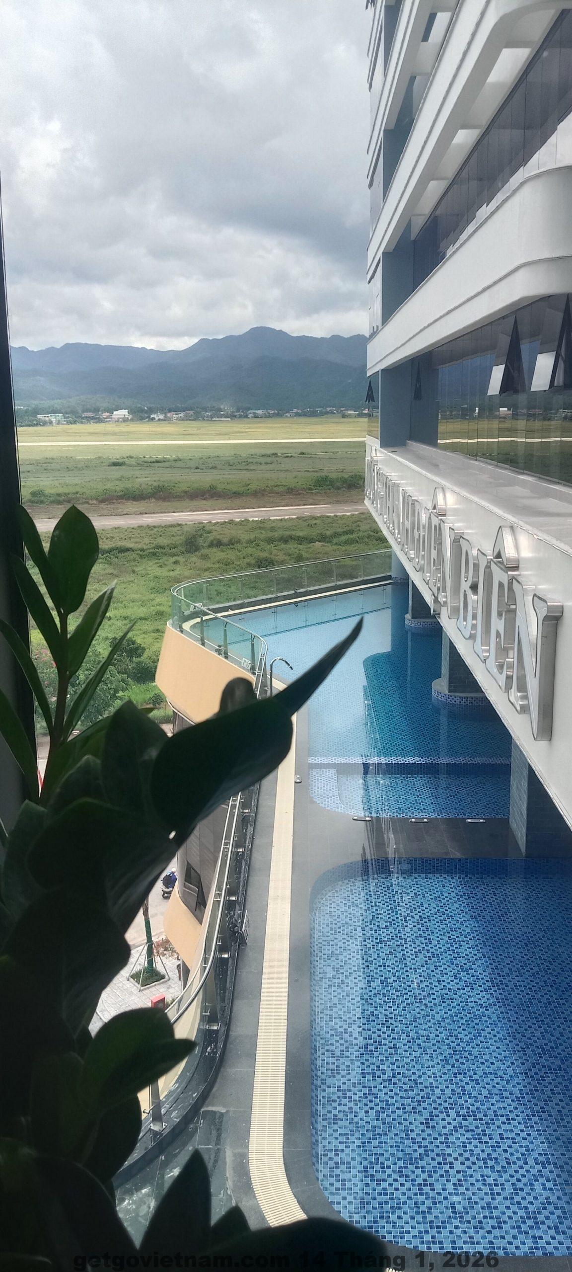 Nhân viên lễ tân Thịnh Vượng Hotel Điện Biên thân thiện và hỗ trợ khách tốt