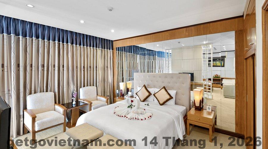 Khu vực lễ tân Binh Duong Resident Hotel với nhân viên hỗ trợ khách