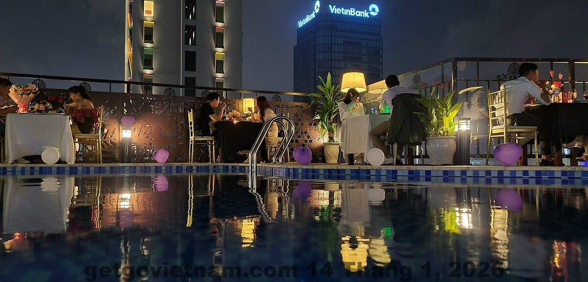 Hồ bơi tại Pariat River Front Hotel với tầm nhìn thành phố