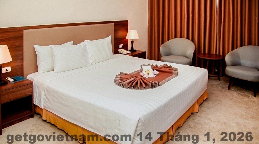 Nhà hàng và khu vực ăn sáng tại khách sạn Nậm Rốm, phục vụ buffet đơn giản