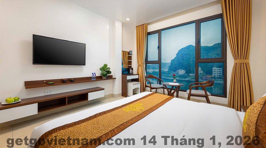 Khu vực lễ tân khách sạn Sea Balcony Hotel với nhân viên thân thiện