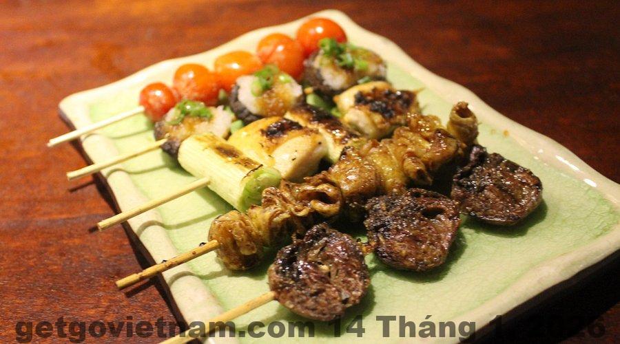 Nhân viên Azumaya Hotel Hà Nội phục vụ khách với phong cách lịch sự kiểu Nhật