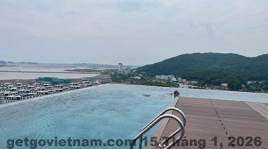 Phòng Deluxe Central Luxury Hạ Long với nội thất hiện đại, tone sáng