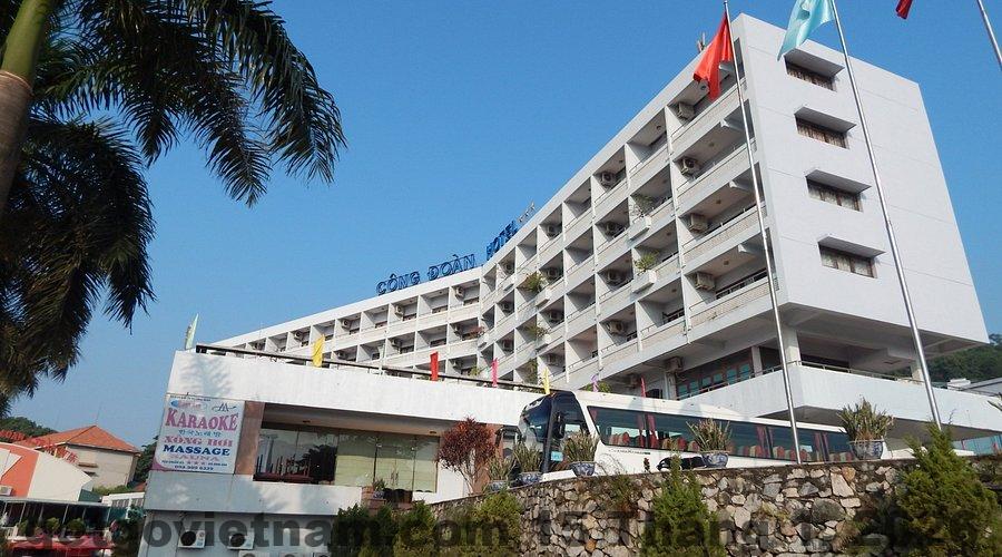 Phòng nghỉ tại khách sạn với nội thất gọn gàng, sáng sủa