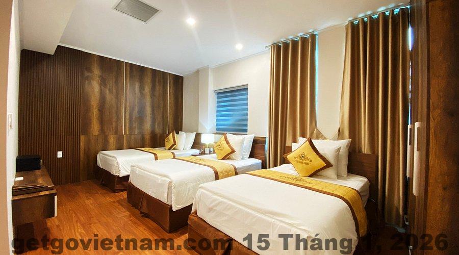 Phòng ngủ hiện đại tại The King Hotel, với nội thất sang trọng và không gian thoáng đãng.