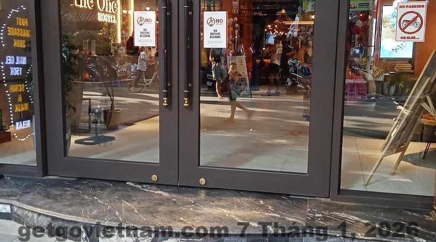 Khu vực ăn sáng đơn giản tại Hanoi Hostel