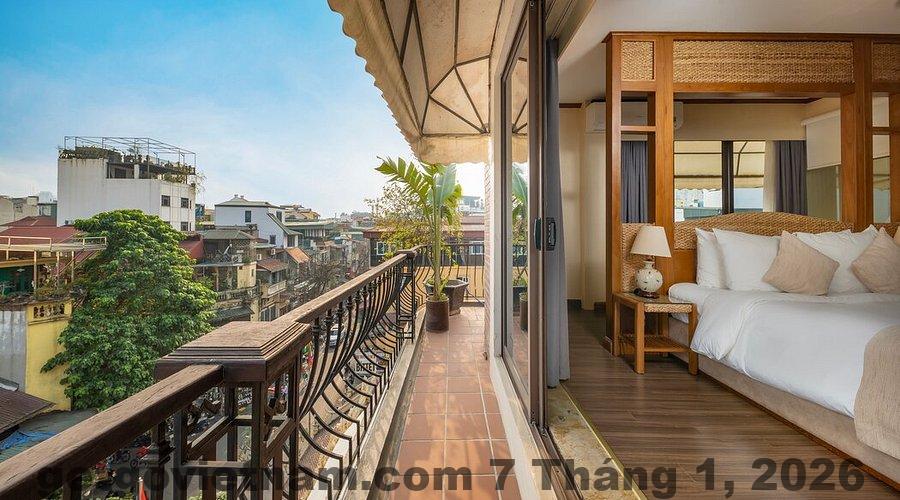 Khu vực lễ tân Art Hotel với phong cách thân thiện, phục vụ khách quốc tế
