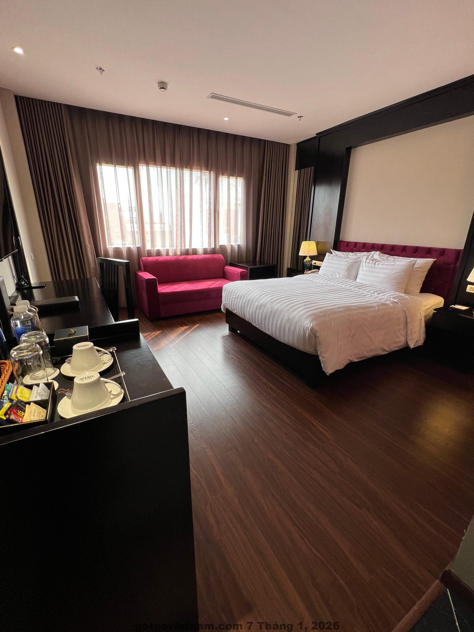 Khu vực lễ tân Palago Boutique Hanoi Hotel với nhân viên thân thiện hỗ trợ khách