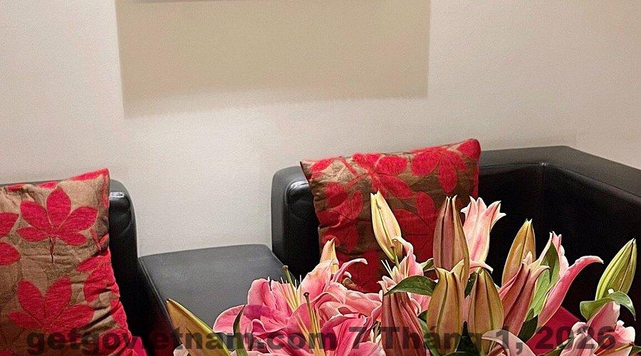 Khu vực lễ tân Hotel Emerald Waters Classy với nhân viên thân thiện, chuyên nghiệp