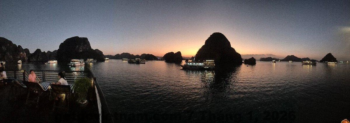 Khu vực ăn sáng nhỏ gọn tại Hotel Emerald Waters Classy với buffet đơn giản