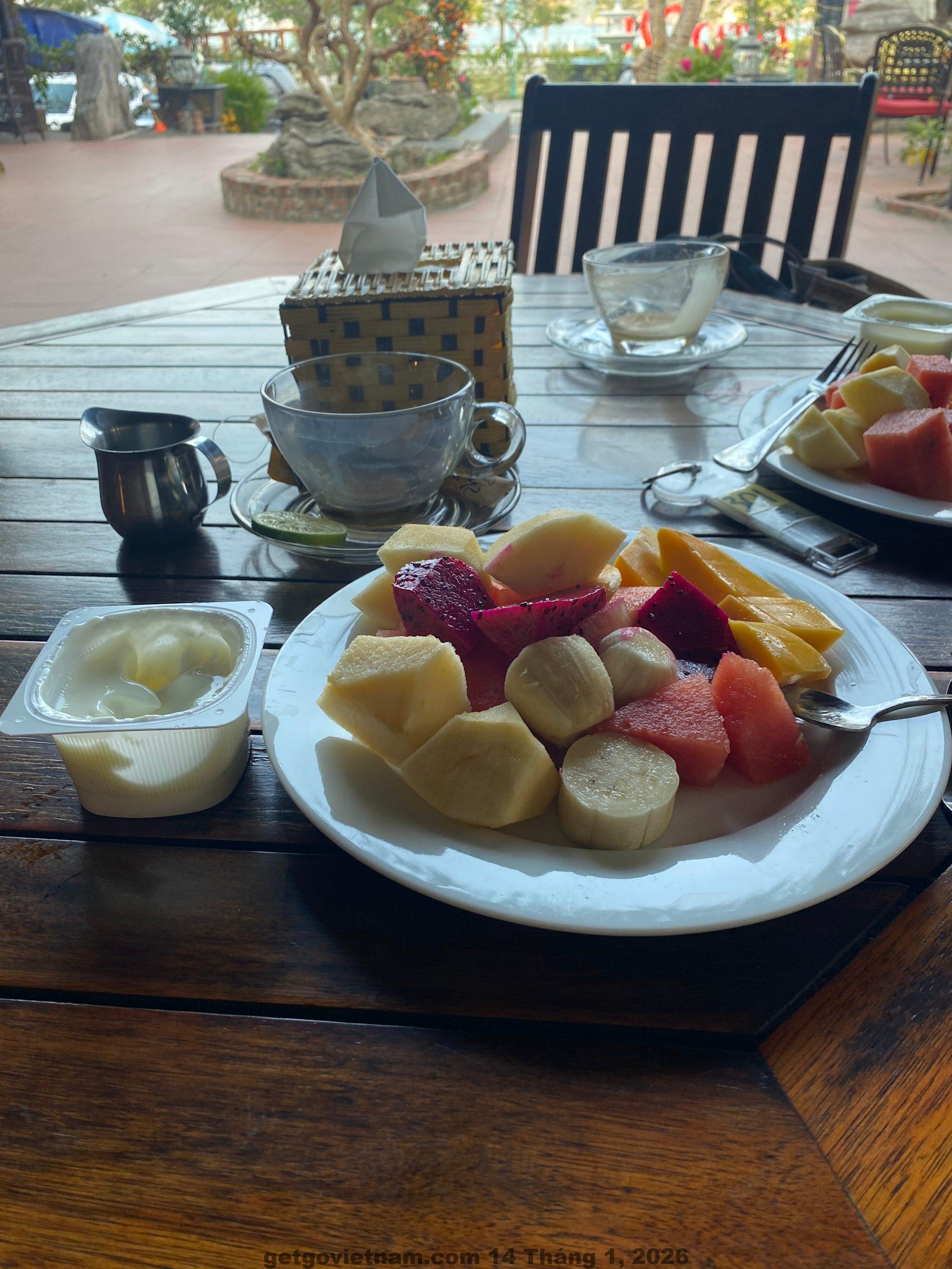 Bữa sáng đơn giản tại Catba Island Hotel phù hợp khách đi tour sớm