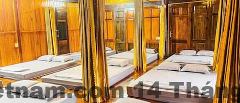 Phòng nghỉ tiêu chuẩn tại TRA LINH HOTEL & RESTAURANT với nội thất đơn giản