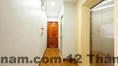 Phòng khách sạn rộng rãi với đầy đủ tiện nghi, mặc dù một số khu vực đã có dấu hiệu xuống cấp.