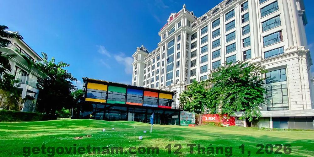 Khu vực lễ tân Westlake Hotel & Resort với nhân viên phục vụ khách