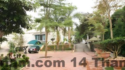 Khu vực lễ tân nhỏ gọn tại Hương Ly Hotel 2 mang phong cách gia đình