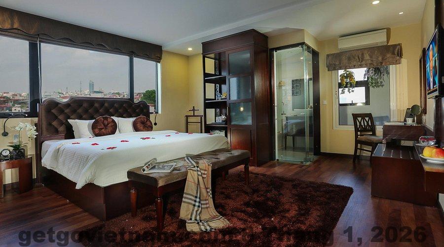 Phòng City View tại Hanoi Marvellous Hotel & Spa với thiết kế cổ điển, nội thất gỗ