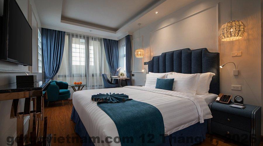 Phòng Classic Premium tại Khách Sạn The Dahlia với giường lớn, nội thất gọn gàng và ánh sáng tự nhiên