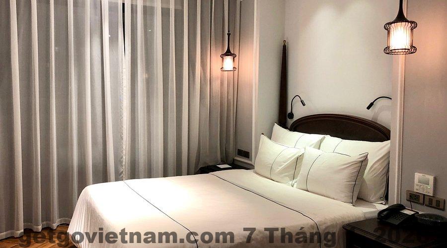 Giường ngủ tại Canary Ha Noi Hotel được đánh giá êm, chăn ga sạch sẽ