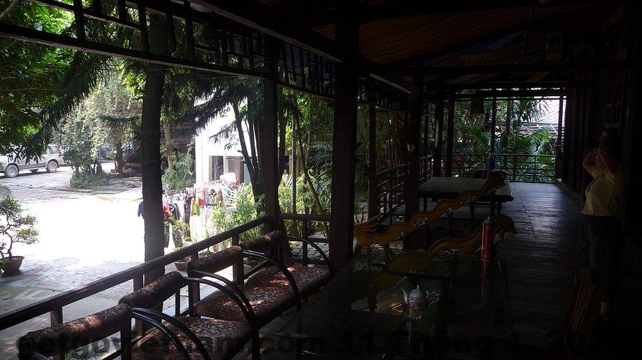 Khu vực hành lang và sinh hoạt chung của Khách Sạn Lan Anh mang phong cách địa phương