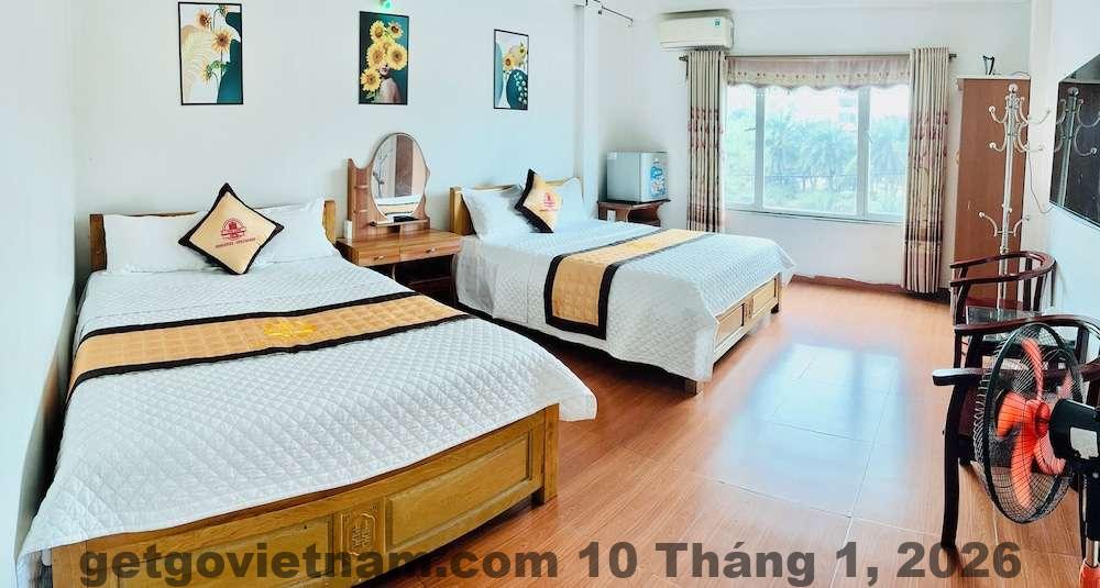 Phòng ngủ tại Khách Sạn Vân Anh Hotel với nội thất cơ bản và giường đôi