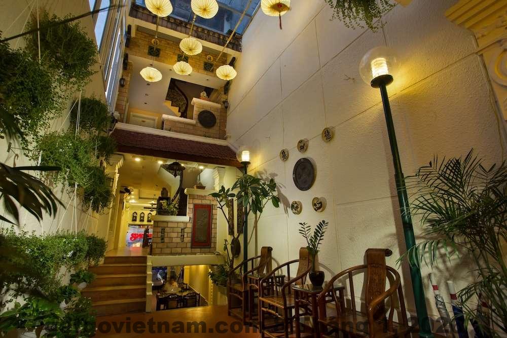 Khu vực lễ tân Hanoi Boutique Malo Hotel với nhân viên thân thiện và hỗ trợ tốt cho khách quốc tế