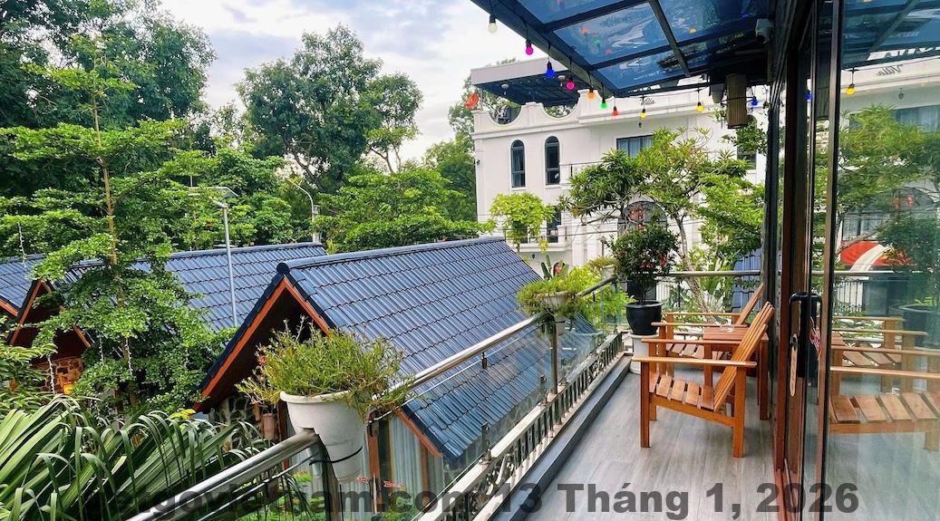 Không gian phòng ngủ tại Tam Coc Serenity Hotel với thiết kế đơn giản, thanh thoát.
