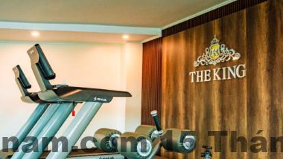 Một nhân viên của khách sạn đang phục vụ khách, với thái độ thân thiện và chuyên nghiệp.