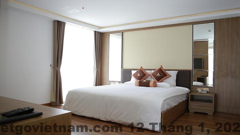 Khu vực lễ tân Phương Anh Hotel với nhân viên phục vụ 24/24