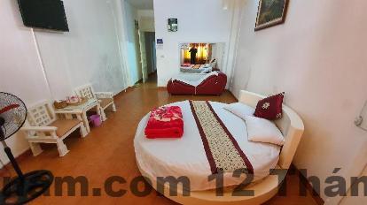 Phòng ngủ tại khách sạn với không gian trang nhã và tiện nghi cơ bản.