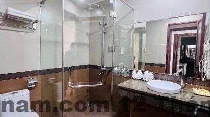 Bữa sáng buffet phong phú với các món ăn phương Đông và phương Tây