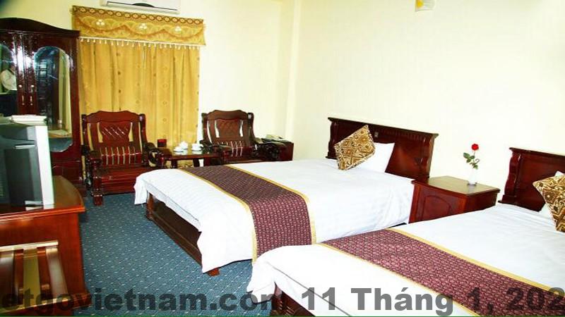 Khách sạn Hồng Nhung Yên Bái Review 2026: Có Đáng Ở Hay Nên Tránh? 4 Phòng nghỉ tại Khách sạn Hồng Nhung với nội thất gỗ, giường đôi và trang bị cơ bản