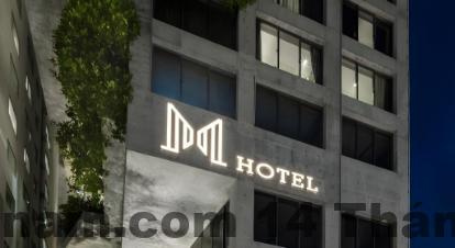 Phòng nghỉ tại M Hotel Da Nang với nội thất hiện đại, cửa sổ lớn và view biển