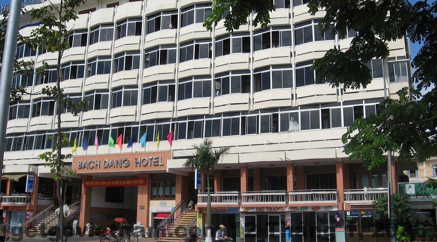 Khu vực ăn uống đơn giản, không phải thế mạnh của Tùng Bách Hotel