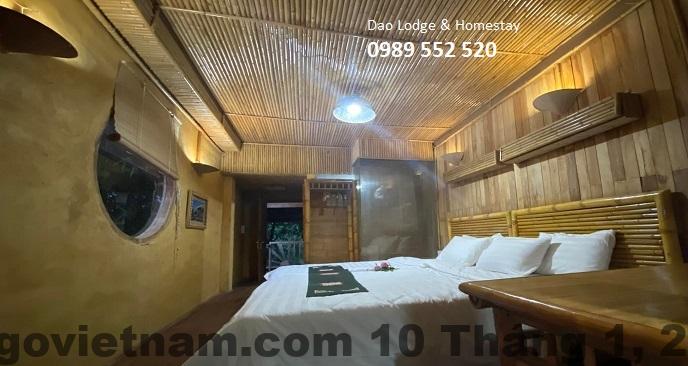 Chủ nhà và nhân viên địa phương tại Dao Lodge Hà Giang