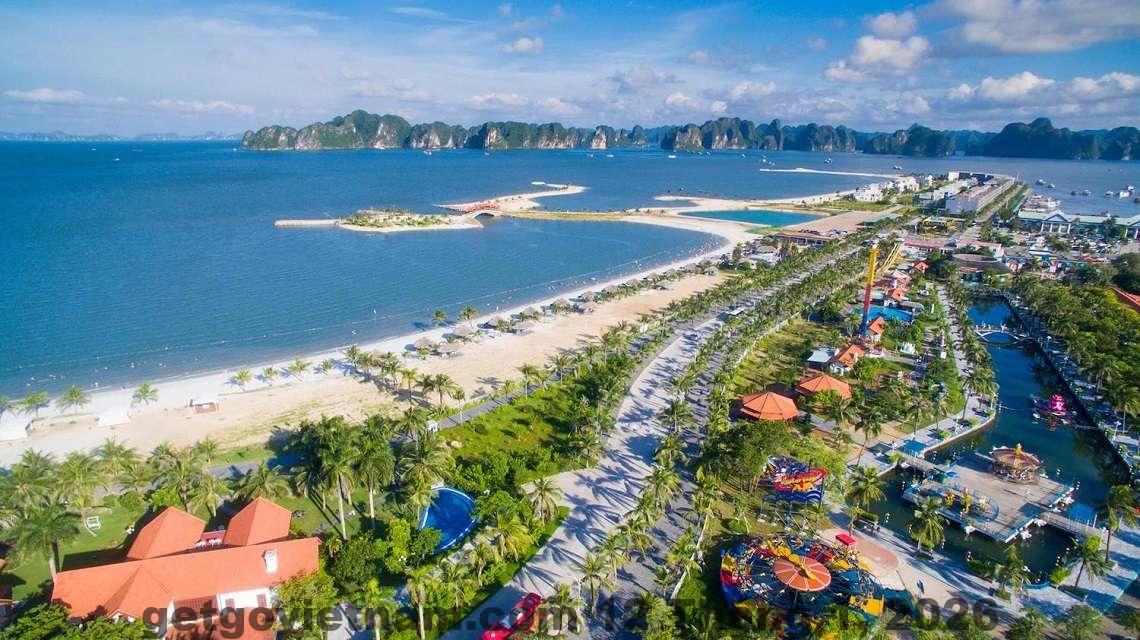 Bãi biển Tuần Châu vào buổi sáng, cát vàng và biển xanh tạo thành bức tranh phong cảnh tuyệt đẹp.