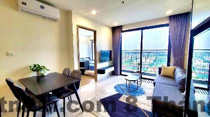 Nhân viên khách sạn October Homestay phục vụ khách nhiệt tình