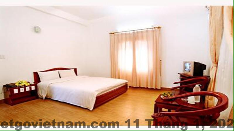 Khách sạn Hồng Nhung Yên Bái Review 2026: Có Đáng Ở Hay Nên Tránh? 5 Khu vực lễ tân Khách sạn Hồng Nhung với quầy tiếp khách và không gian chờ đơn giản